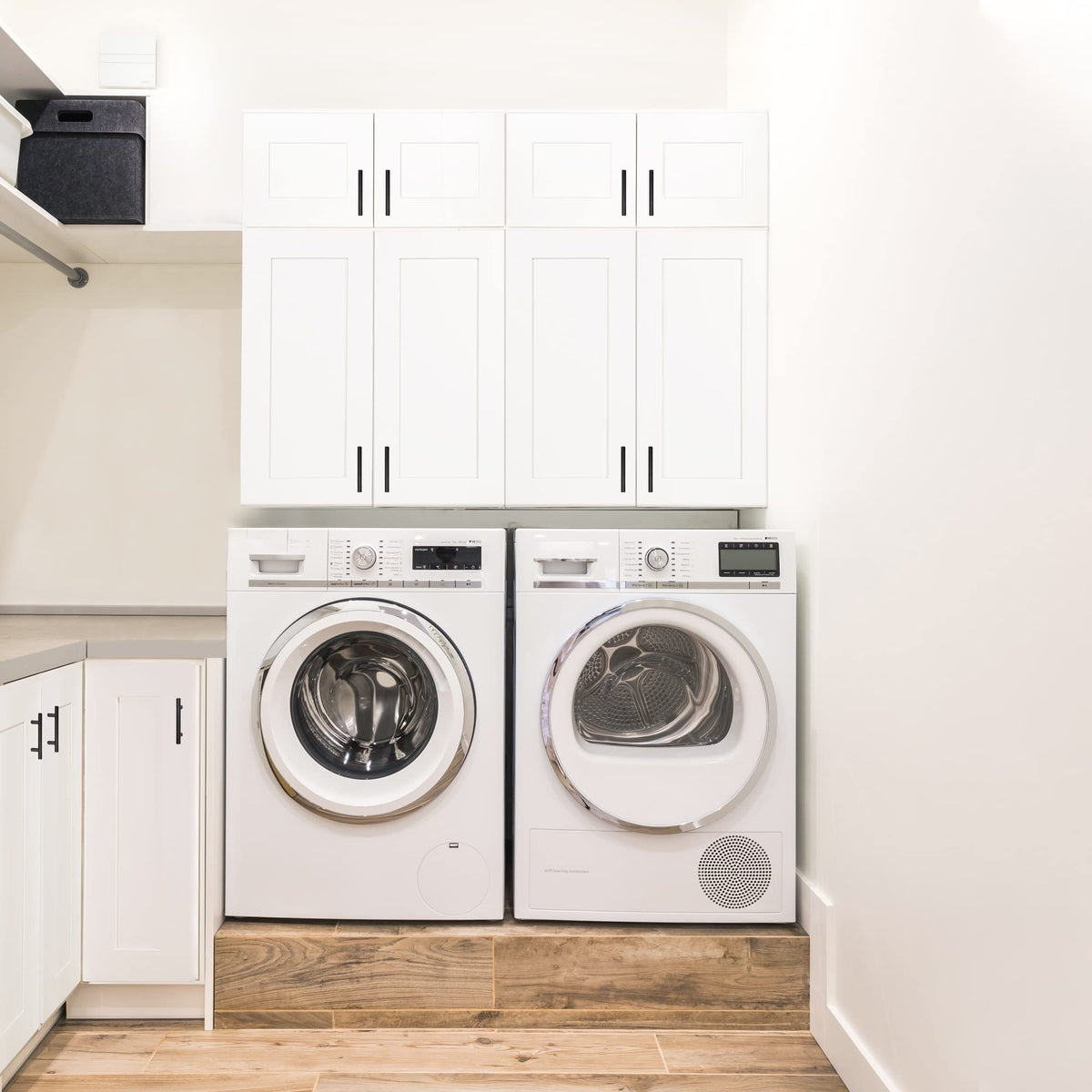 White Shaker Style Bridge Cabinet Z643171