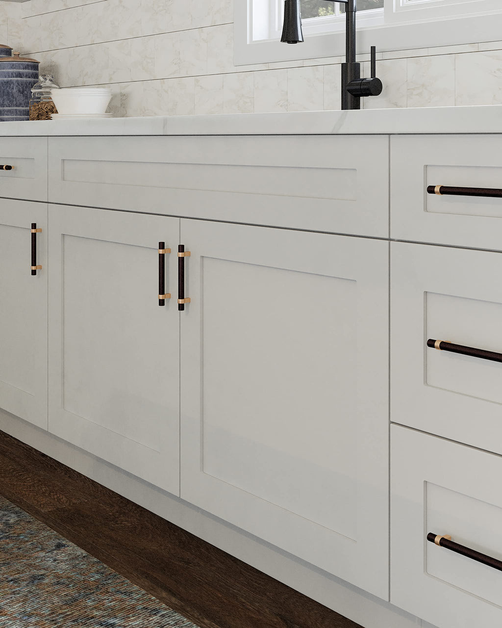 White Shaker Style Bridge Cabinet Z643171