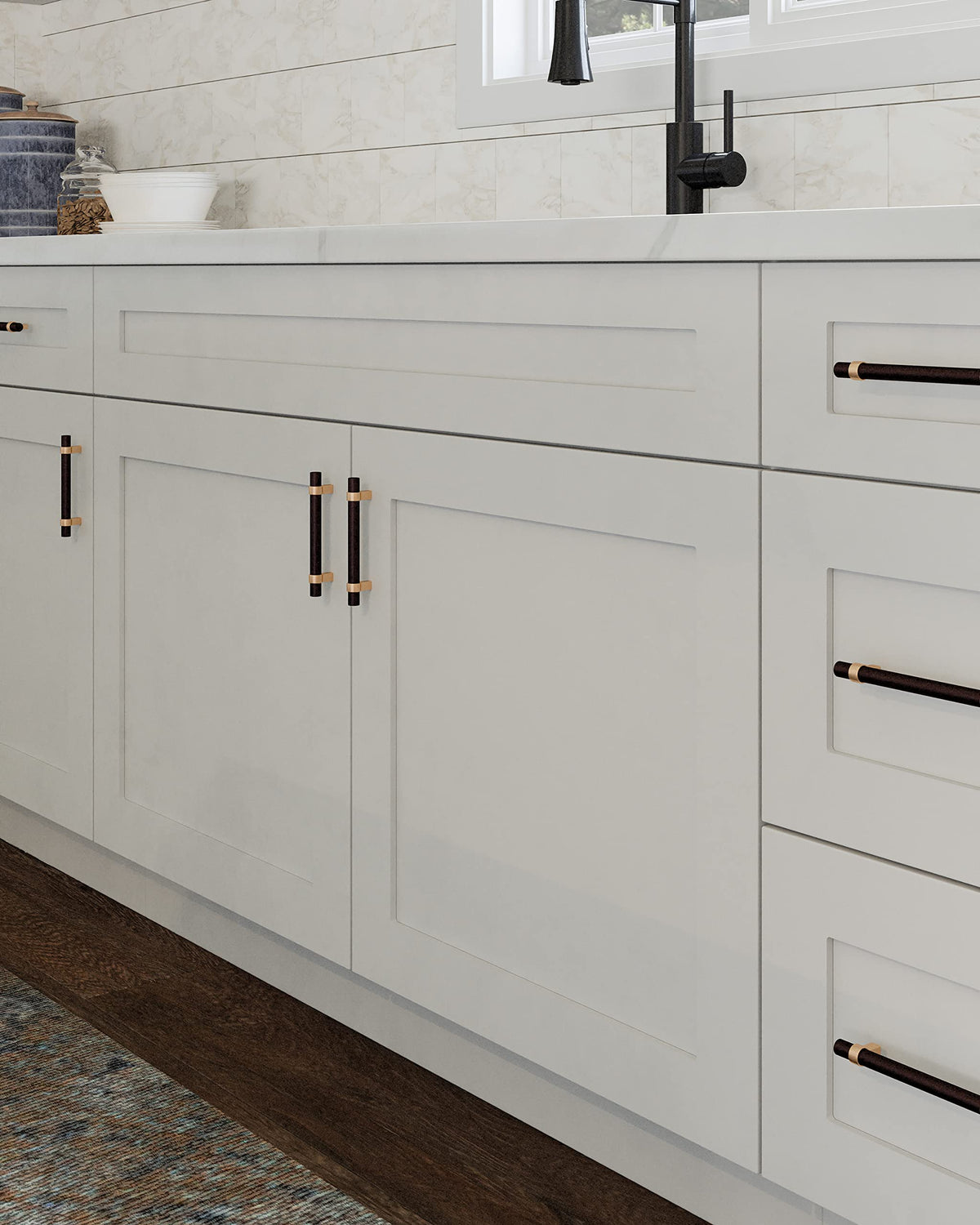 White Shaker Style Bridge Cabinet Z643171